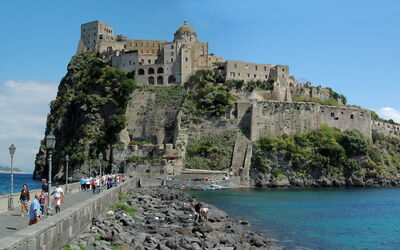 Straße zur Insel Ischia und die Aragonische Burg