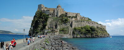Straße zur Insel Ischia und die Aragonische Burg