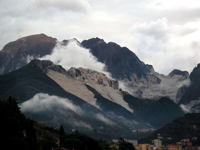 Carrara mit dem Monte Sagro im Hintergrund