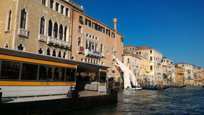 "Support" von Lorenzo Quinn