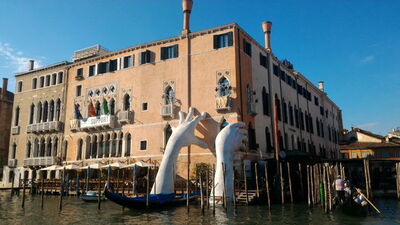 "Support" von Lorenzo Quinn