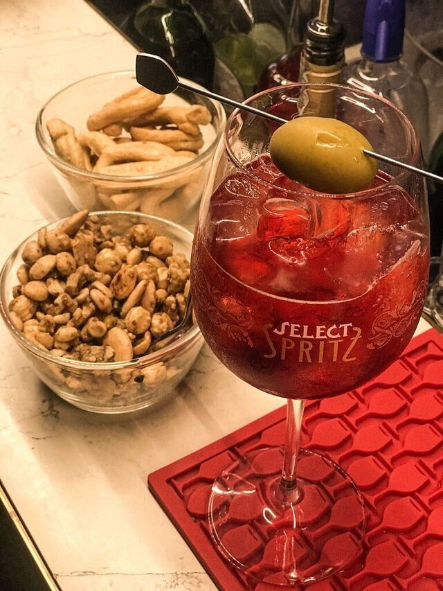 Ein venezianischer Aperol Spritz