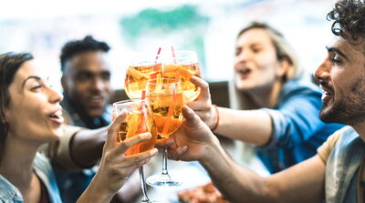Freunde trinken zusammen einen Spritz