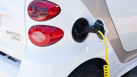 Ein Elektroauto laden