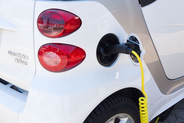 Ein Elektroauto laden