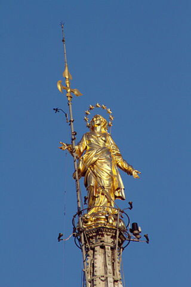 Madonna-Statue auf der Turmspitze