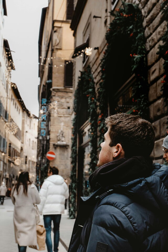 Eine Straße in Florenz an Weihnachten