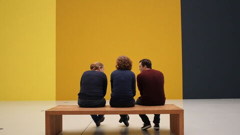 Besucher in einem Museum