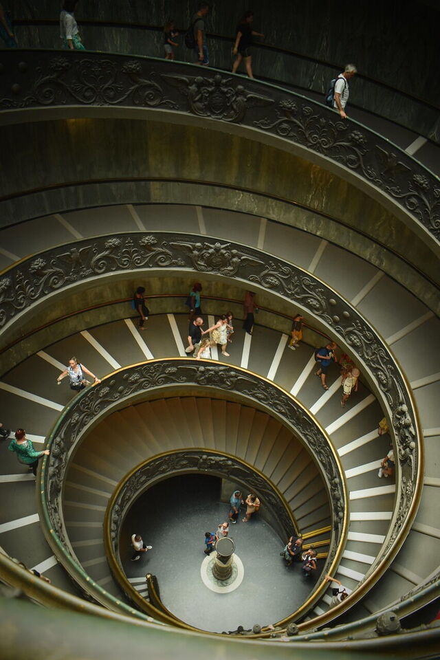 Eine Treppe in den Vatikan Museen