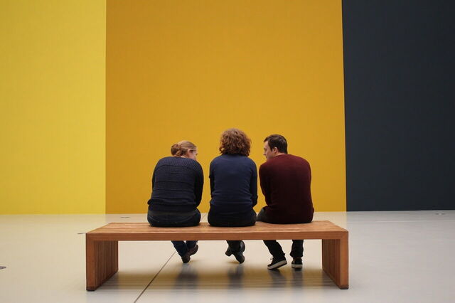 Besucher in einem Museum
