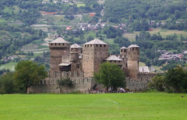Fénis-Burg und Ortschaft