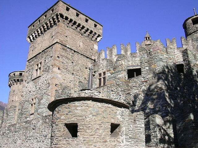 Außenmauern der Fénis-Burg