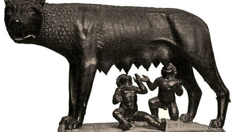Skulptur des Romulus und Remus während sie sich an der Milch der Wölfin nähren