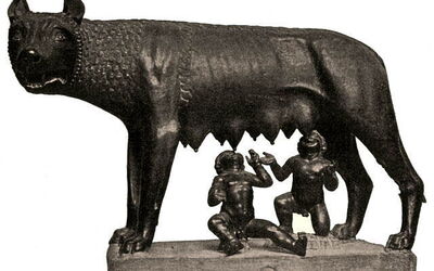 Skulptur des Romulus und Remus während sie sich an der Milch der Wölfin nähren
