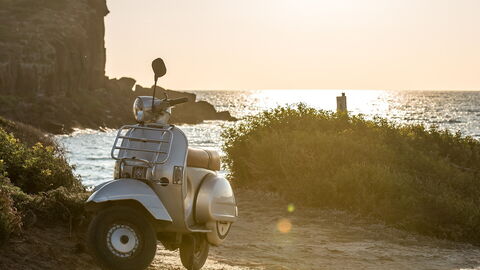 Ein Roller am Meer in Italien