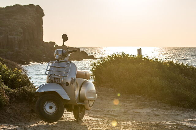 Ein Roller am Meer in Italien