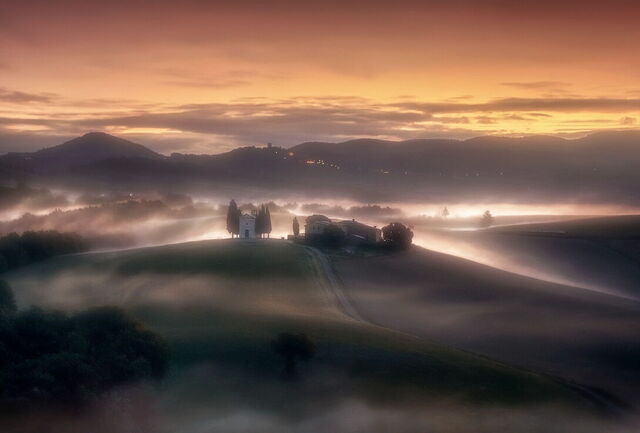Toskanische Landschaft im Nebel