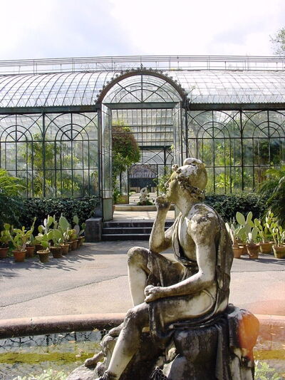Orto Botanico di Palermo, Statue