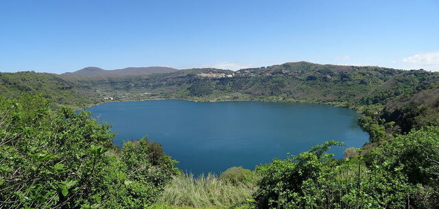 Sprudelwasser aus dem Nemi-See