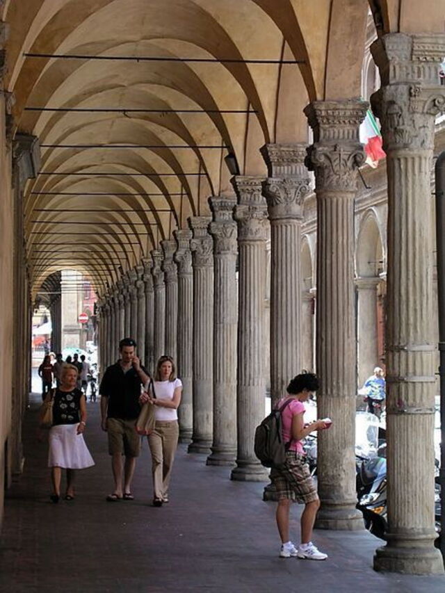 Innenansicht eines typischen Säulengangs in Bologna