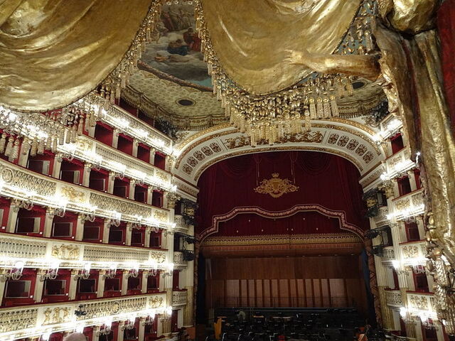 Bühne im San Carlo Opernhaus