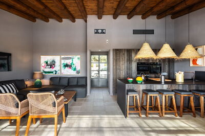 Die Küche mit Wohnzimmer