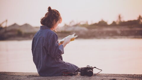 Lesen bei Sonnenuntergang