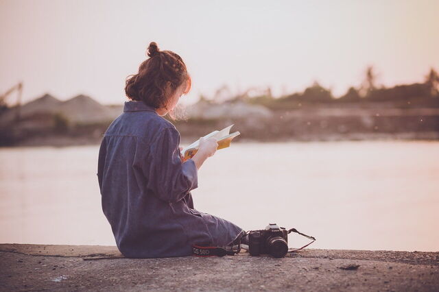 Lesen bei Sonnenuntergang