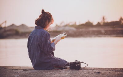Lesen bei Sonnenuntergang