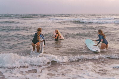 Eine Gruppe von Frauen beim Surfen