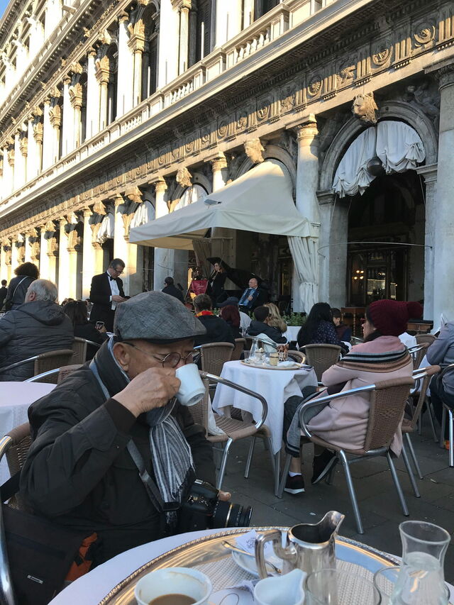 Ein Mann trinkt einen Kaffee in Italien