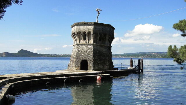 Hafen und Turm auf der Isola del Garda