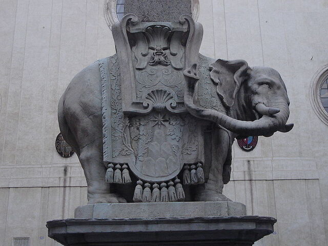 Elefant und Obelisk