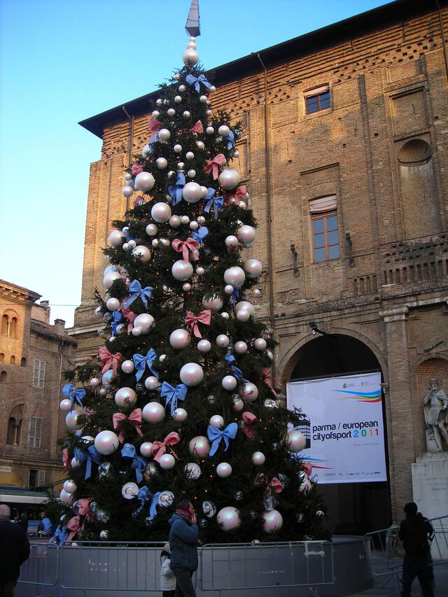 Weihnachtsbaum auf dem Hauptplatz einer italienischen Stadt