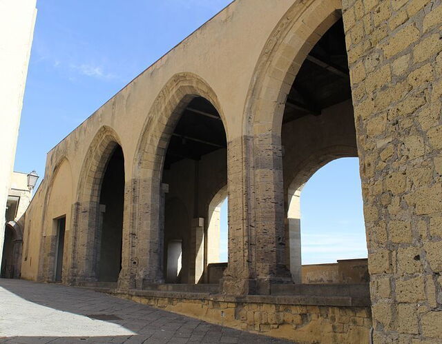 Castel dell'Ovo, Innenhof