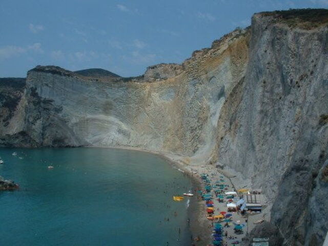 Der Chiaia di Luna Strand auf Ponza