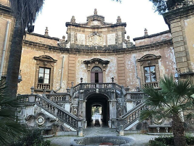 Der Außenbereich der Villa Palagonia