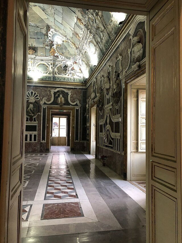 Der Innenbereich der Villa Palagonia
