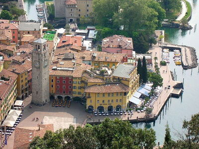 Piazza und Turm in Riva del Garda