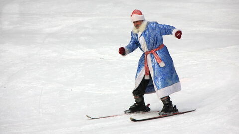Der Weihnachtsmann fährt Ski
