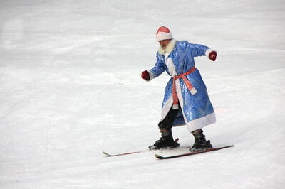Der Weihnachtsmann fährt Ski