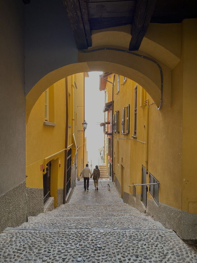 Eine Gasse in Varenna