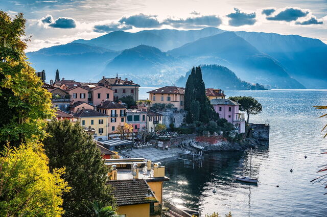 Varenna und die Landschaft im Hintergrund