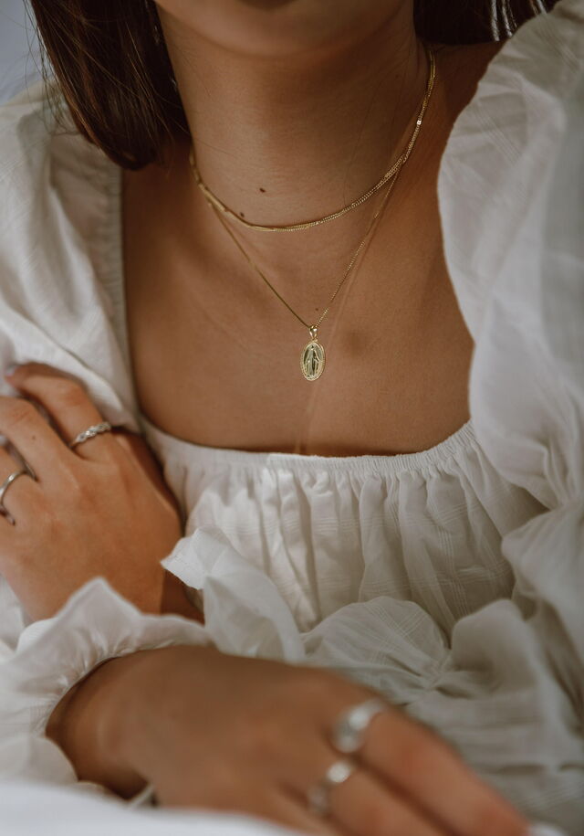 Eine Frau trägt Schmuck