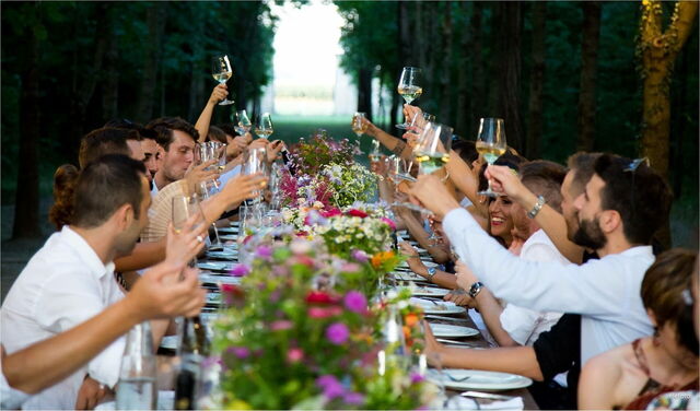 Gäste, die das Hochzeitsessen genießen