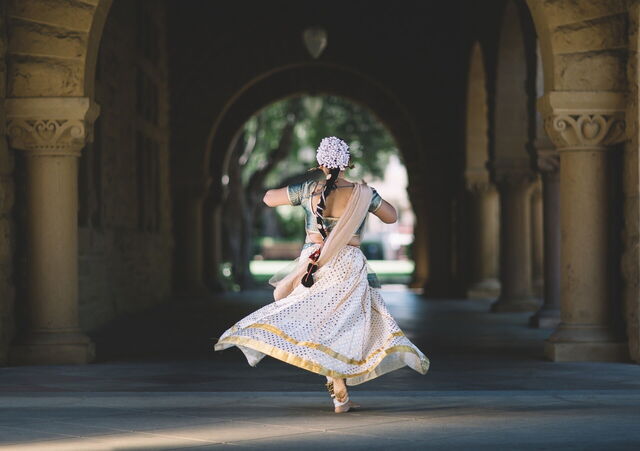 Eine Hindu Frau tanzt