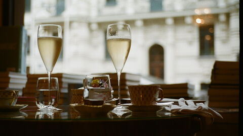 Einen Prosecco im Urlaub in Italien genießen