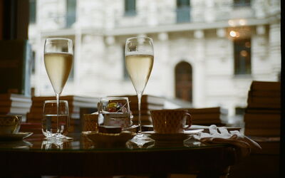 Einen Prosecco im Urlaub in Italien genießen