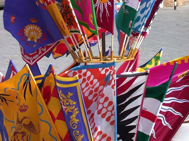 Fahnen der Bezirke beim Palio di Siena