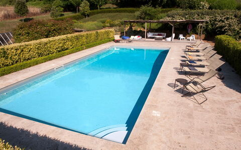 Casale Porano: Schwimmbad, Eigentum, Freizeit, Haus, Grundeigentum, Urlaub, Gras, Rechteck, Villa, Sonnenliege